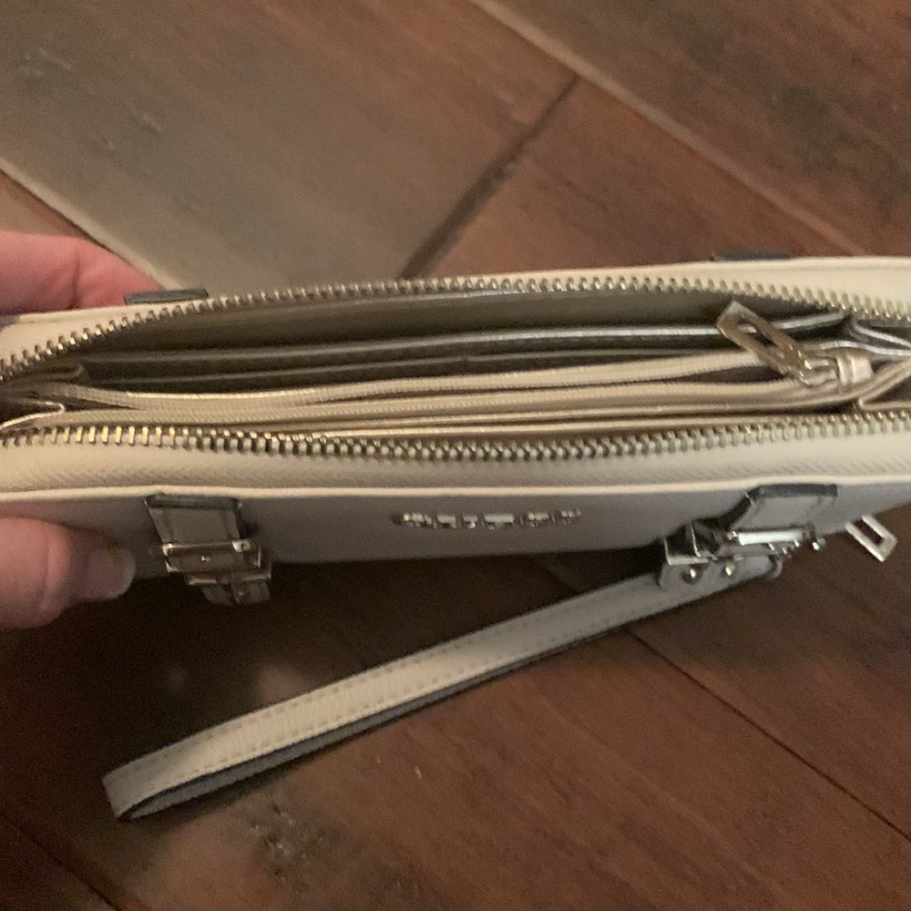 Guess Cream Wallet Barely Used - image 6